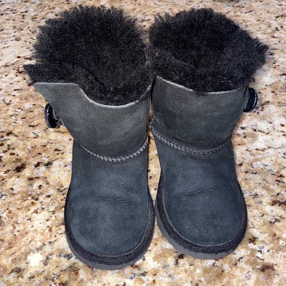 GUC BLACK UGGS SIZE 8